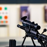 Lors d'une vente d'armes à feu, le propriétaire doit procéder à certains contrôles (Image d'illustration). KEYSTONE/JEAN-CHRISTOPHE BOTT
